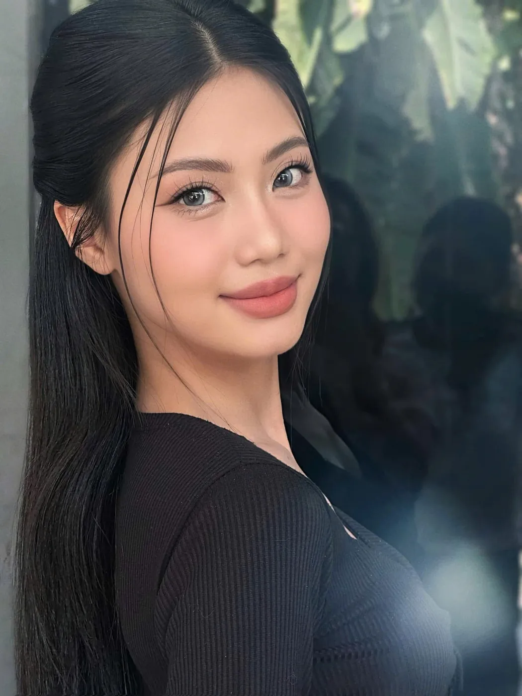 Natural glowing makeup with soft pink lips