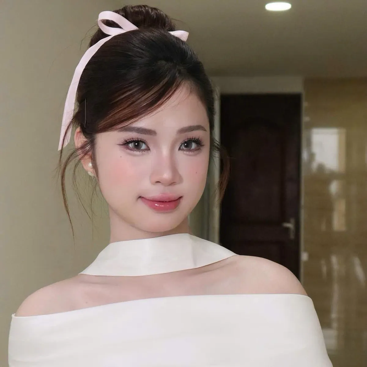 Soft glam makeup with a ribbon